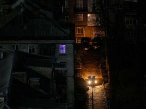 Kyiv Gelap Gulita di Tengah Serangan Rusia Kyiv Gelap Gulita di Tengah Serangan Rusia