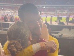 Momen Mesra Maarten Paes Peluk Pacar Usai Laga Timnas RI, Viral Bikin Baper