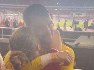 Momen Mesra Maarten Paes Peluk Pacar Usai Laga Timnas RI, Viral Bikin Baper Momen Mesra Maarten Paes Peluk Pacar Usai Laga Timnas RI, Viral Bikin Baper