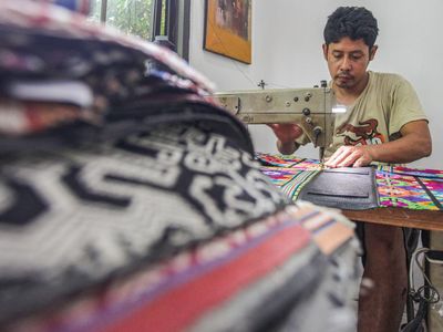 Mantap! Tas Berbahan Tenun NTT Tembus Pasar Luar Negeri