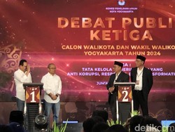 Momen Hangat Hasto dan Pena Saling Tos di Panggung Debat Pamungkas