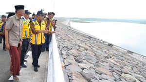 Gaya Menteri PU Sarungan & Bersandal Jepit Cek Bendungan