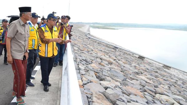 Gaya Menteri PU Sarungan & Bersandal Jepit Cek Bendungan