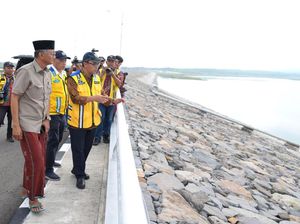 Gaya Menteri PU Sarungan & Bersandal Jepit Cek Bendungan