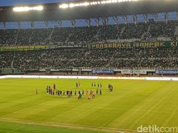 Momen Rizky Ridho Nyanyi Song For Pride Persebaya Bersama Bonek