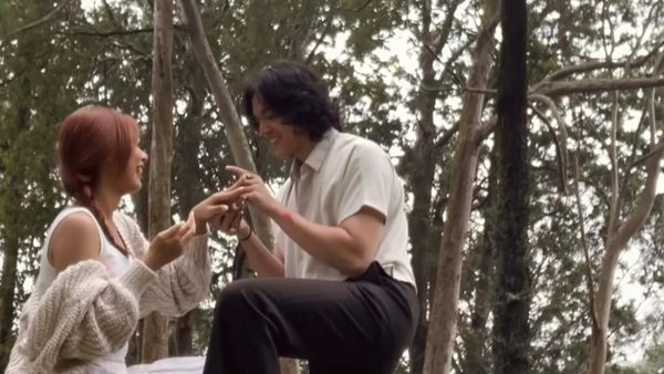7 Foto Nadin Amizah Dilamar Adik Sheila Dara, Romantis Ditemani Rintik Hujan