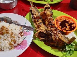 5 Pecel Lele Terkenal di Jakarta Barat yang Sambalnya Juara! 5 Pecel Lele Terkenal di Jakarta Barat yang Sambalnya Juara!