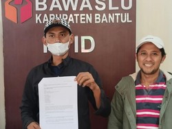 Bawaslu Bantul Usut Perangkat Desa di Dlingo Foto Pose Jari Bareng Paslon