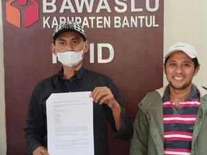 Bawaslu Bantul Usut Perangkat Desa di Dlingo Foto Pose Jari Bareng Paslon Bawaslu Bantul Usut Perangkat Desa di Dlingo Foto Pose Jari Bareng Paslon