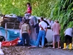 Gagal Nanjak, Pikap Bermuatan Buah Nyaris Terjun ke Jurang