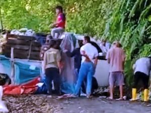 Gagal Nanjak, Pikap Bermuatan Buah Nyaris Terjun ke Jurang Gagal Nanjak, Pikap Bermuatan Buah Nyaris Terjun ke Jurang