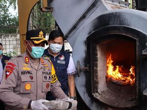 Polres OKU Timur Musnahkan 35 Kg Ganja yang Sempat Dikirim ke Jakarta