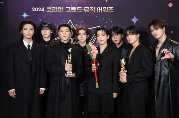 Potret ATEEZ memenangkan daesang di KGMA 2024/ Foto: allkpop.com