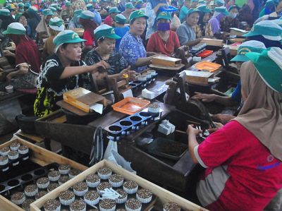 Potret Ibu-ibu Produksi Rokok di Kudus
