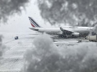 Kota Paris Mulai Diselimuti Salju Musim Dingin