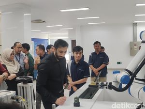 Momen Nouman Ali Khan Kunjungi Pabrik Kosmetik Halal Momen Nouman Ali Khan Kunjungi Pabrik Kosmetik Halal