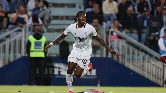CAGLIARI, ITALY - NOVEMBER 09:  Rafael Leao of AC Milan celebrates after scoring the goal during the Serie A match between Cagliari and Milan at Sardegna Arena on November 09, 2024 in Cagliari, Italy. (Photo by Claudio Villa/AC Milan via Getty Images)