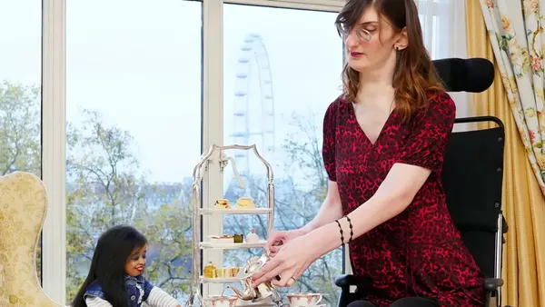 Perempuan Terpendek dan Tertinggi di Dunia Ketemu, Langsung Akrab