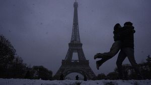 Salju Mulai Turun di Paris, Menara Eiffel Ditutup Sementara