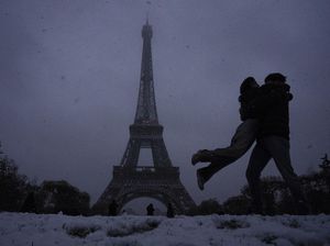 Salju Mulai Turun di Paris, Menara Eiffel Ditutup Sementara Salju Mulai Turun di Paris, Menara Eiffel Ditutup Sementara