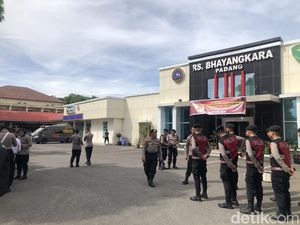 Kabag Ops Polres Solok Selatan Tembak Mati Kasat Reskrim di Parkiran Kantor Kabag Ops Polres Solok Selatan Tembak Mati Kasat Reskrim di Parkiran Kantor
