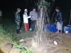 Sumur Bor Semburkan Air Setinggi 17 Meter Berbau Gas Gegerkan Warga Sampang