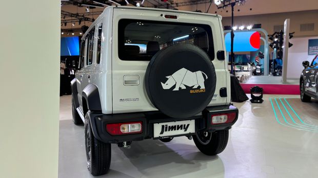 Suzuki Jimny 5-door White Rhino Edition meluncur di GJAW, Jumat (22/11/2024).