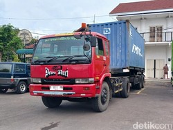 Truk Kontainer di Pasuruan Bocor Keluarkan Cairan Misterius Berbau Menyengat