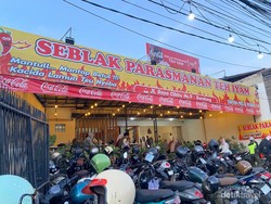 Nongkrong Asyik di Warung Seblak yang Lagi Viral di Bandung