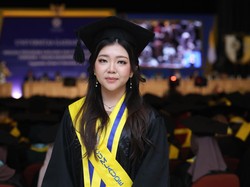 Kisah Uphe, Wisudawati Termuda UGM dengan IPK Nyaris Sempurna