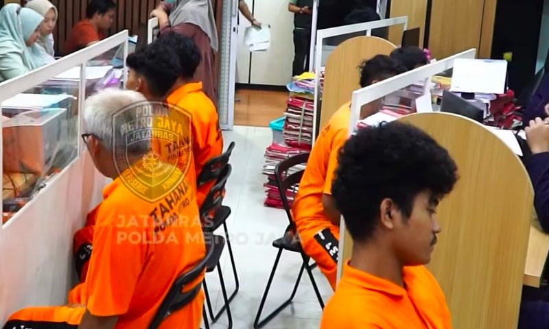 Ustaz 'sakti' yang merupakan pelaku penipuan modus hipnotis ditangkap Polda Metro Jaya. Aby ditangkap bersama 5 rekan kriminalnya. (dok IG @kasubditjatanraspmj)