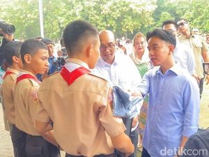 Canda Gibran Saat Beri Bantuan ke Siswa SMKN 7 Semarang: Makasih Gitu Lho