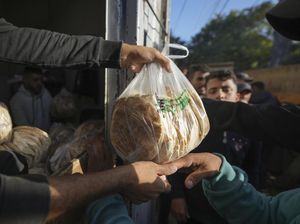 Video: Bantuan Diblokir, Warga Gaza Harus Antre Berjam-jam Demi Sepotong Roti