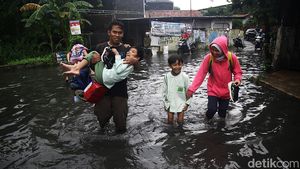 Potret Warga Terobos Banjir di Larangan Tangerang