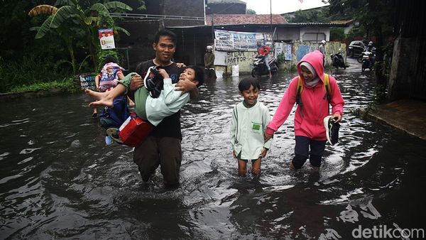 Potret Warga Terobos Banjir di Larangan Tangerang