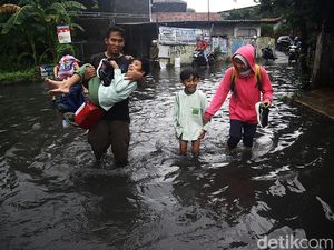 Potret Warga Terobos Banjir di Larangan Tangerang