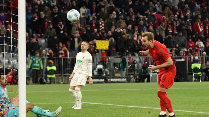 MUNICH, GERMANY - NOVEMBER 22: Harry Kane of Bayern Munich scores his teams third goal and his hat-trick goal during the Bundesliga match between FC Bayern München and FC Augsburg at Allianz Arena on November 22, 2024 in Munich, Germany. (Photo by Alexander Hassenstein/Getty Images)