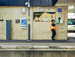Penerbangan di Bandara London Dibatalkan, Penumpang Terlantar Berjam-jam