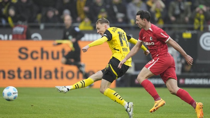 Dortmunds Maximilian Beier scores by Freiburgs Nicolas Hoefler during the German Bundesliga soccer match between Borussia Dortmund and SC Freiburg at the Signal-Iduna Park in Dortmund, Germany, Saturday, Nov. 23, 2024. (AP Photo/Martin Meissner)