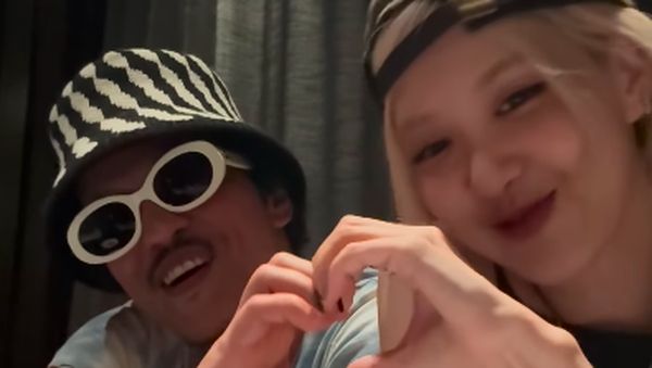 Potret Kedekatan Bruno Mars dan Rose BLACKPINK, Menang MAMA Awards 2024