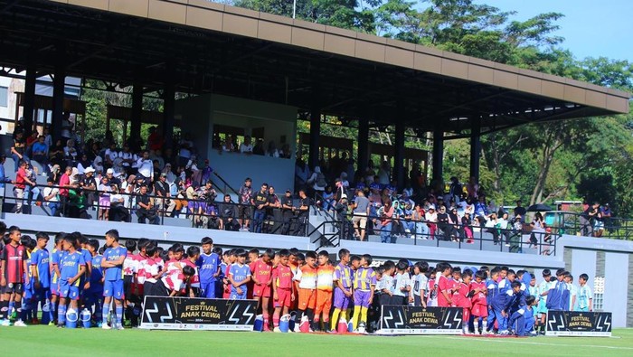 Klub profesional Liga 1, Dewa United, kembali menggulirkan turnamen sepak bola usia dini dengan nama Festival Anak Dewa U-10, yang menginjak edisi kedua pada 23 sampai 24 November.