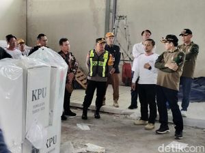 14 Truk Dikawal Polisi Distribusikan Logistik Pilkada Bojonegoro 14 Truk Dikawal Polisi Distribusikan Logistik Pilkada Bojonegoro
