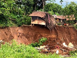 Engkos Dapati Rumahnya Menggantung Saat Salat Malam