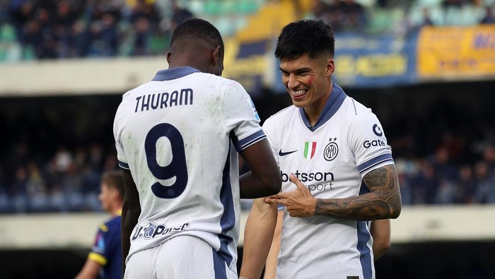 Inter Milans Marcus Thuram, left, celebrates with his teammate Joaquin Correa after scoring during the Serie A soccer match between Hellas Verona and Inter Milan at the Marcantonio Bentegodi Stadium, in Verona, Italy, Saturday, Nov. 23, 2024. (Paola Garbuio/LaPresse via AP)