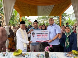 Andre Rosiade Bantu Rehab Musala-Bagikan Ratusan Paket Sembako di Padang