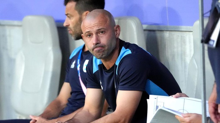 BORDEAUX, FRANCE - AUGUST 02: Javier Mascherano, Head Coach of Team Argentina gestures prior to the Mens Quarterfinal match between France and Argentina during the Olympic Games Paris 2024 at Nouveau Stade de Bordeaux on August 02, 2024 in Bordeaux, France. (Photo by Juan Manuel Serrano Arce/Getty Images)