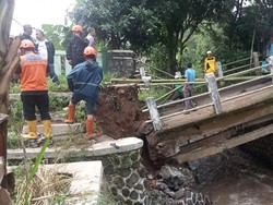 Hujan Deras Picu Ambruknya Jembatan di Baros Sukabumi