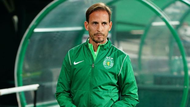 LISBON, PORTUGAL - NOVEMBER 22: New Head Coach Joao Pereira of Sporting CP before the start of the Portuguese Cup match between Sporting CP and Amarante FC at Estadio Jose Alvalade on November 22, 2024 in Lisbon, Portugal. (Photo by Gualter Fatia/Getty Images)