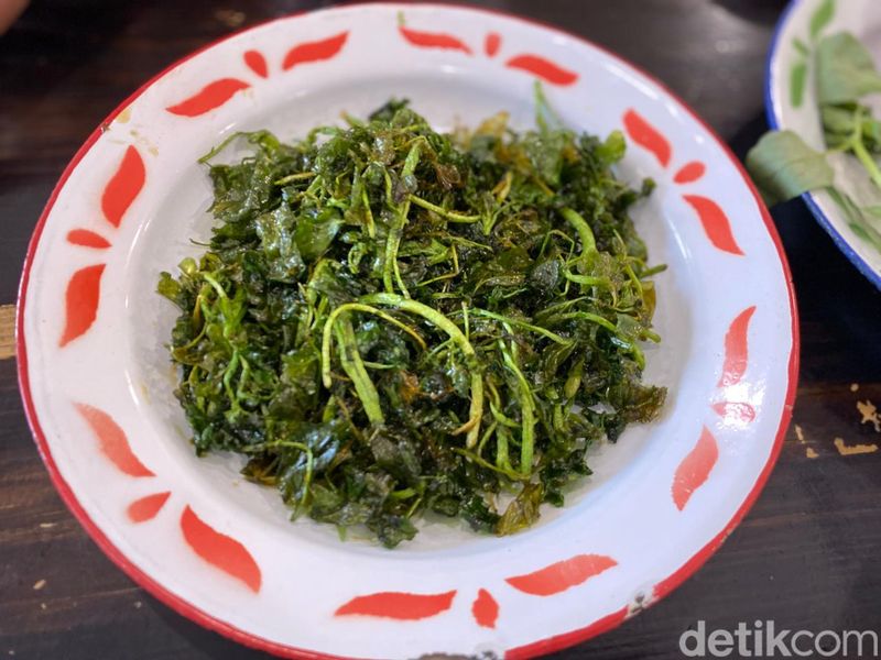 Jukut goreng hingga kangkung gorengnya juga tidak boleh dilewatkan di sini. Jukut goreng hingga kangkung gorengnya juga tidak boleh dilewatkan di sini.