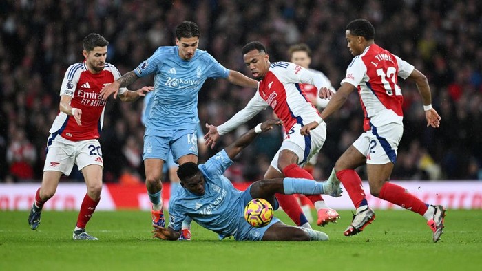 LONDON, ENGLAND - NOVEMBER 23: Taiwo Awoniyi of Nottingham Forest goes down on the floor whilst battling for possession with Gabriel of Arsenal during the Premier League match between Arsenal FC and Nottingham Forest FC at Emirates Stadium on November 23, 2024 in London, England. (Photo by Justin Setterfield/Getty Images)